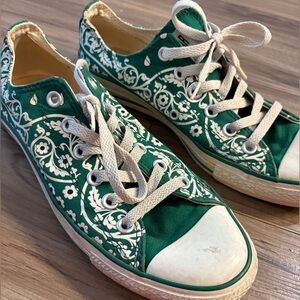 Green and white flower print converse size 9